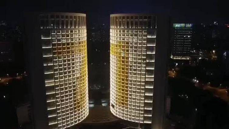 【#合肥#天鹅湖畔上演国庆灯光秀绚烂夺目】10月1日19时,合肥蜀山区天鹅湖畔,2020年